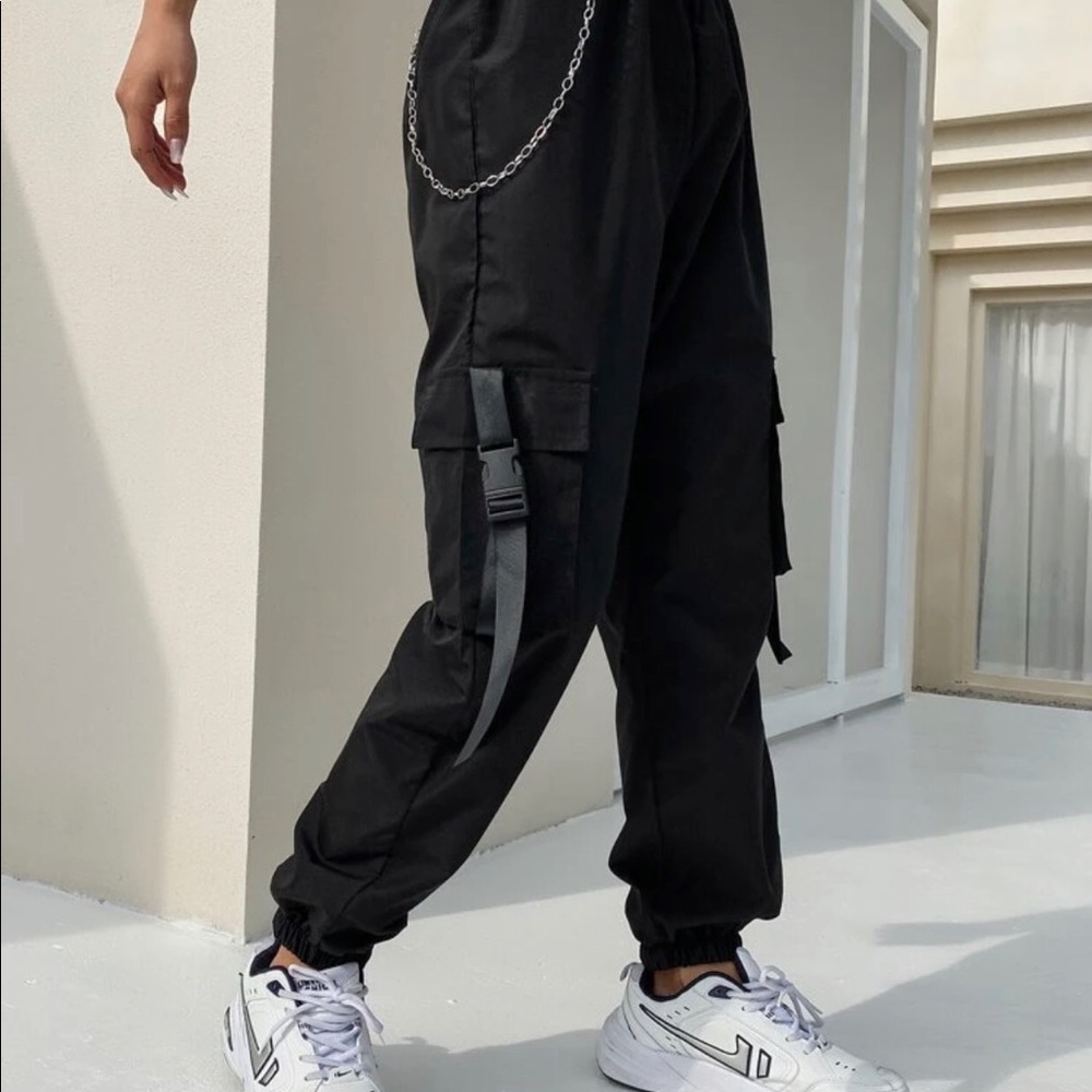 Pocket cargo pants with chain